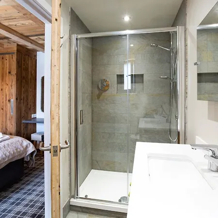 Des Amis Appt 2 - Year *