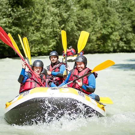 Des Amis Appt 2 - Year